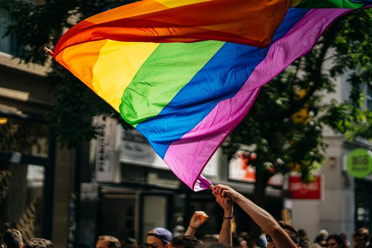Pride-flagget i vinden