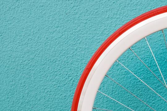 Sykkelhjul mot blå bakgrund