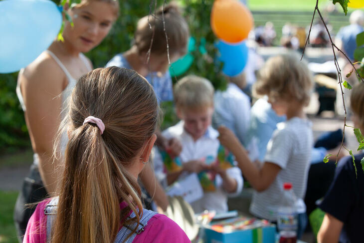 Feiring en sommerdag med barn og ballonger